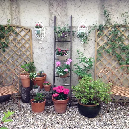 Vingt Huit Bed & Breakfast